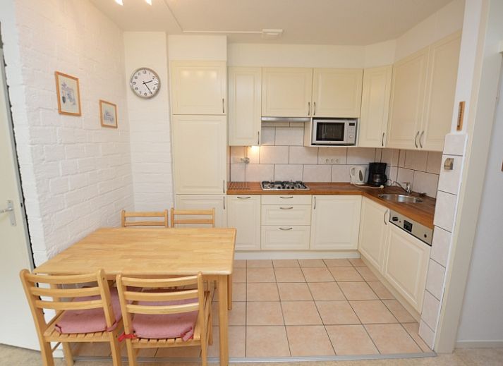 Helles Wohnzimmer des Appartements Kerckeland 28, De Koog, Texel mit modernen Moebeln und grossen Fenstern.