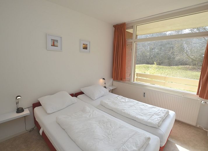 Helles Wohnzimmer des Appartements Kerckeland 28, De Koog, Texel mit modernen Moebeln und grossen Fenstern.