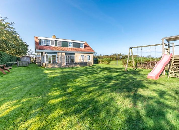 Grosser Rasen mit Spielgeraeten im Ferienhaus De Koog, Texel Ferienhaus, Watteninseln.