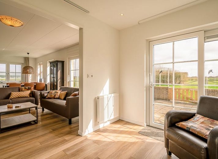 Grosser Rasen mit Spielgeraeten im Ferienhaus De Koog, Texel Ferienhaus, Watteninseln.