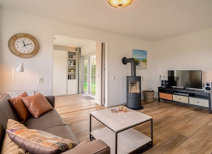 Grosser Rasen mit Spielgeraeten im Ferienhaus De Koog, Texel Ferienhaus, Watteninseln.