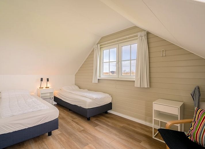 Moderne Sitzecke im Ferienhaus Cottage in De Koog, Texel, Wadden Islands mit Blick auf den Garten.