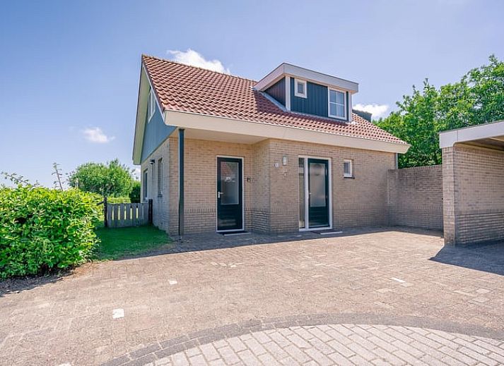 Moderne Sitzecke im Ferienhaus Cottage in De Koog, Texel, Wadden Islands mit Blick auf den Garten.
