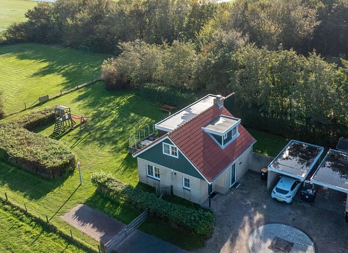 Moderne Sitzecke im Ferienhaus Cottage in De Koog, Texel, Wadden Islands mit Blick auf den Garten.