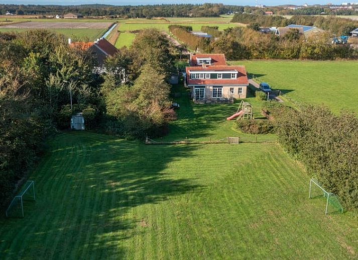 Heller Innenraum mit Zugang zur Terrasse in Cottage in De Koog, Texel Ferienhaus.