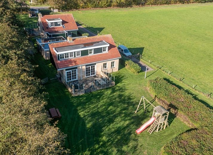 Heller Innenraum mit Zugang zur Terrasse in Cottage in De Koog, Texel Ferienhaus.