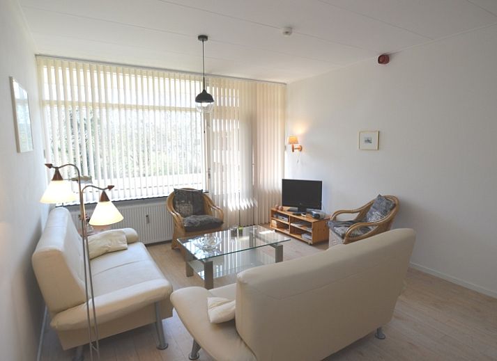Cozy sitting area in Apartment Kerckeland 80 in De Koog on Texel, Wadden Islands, with comfortable sofas.