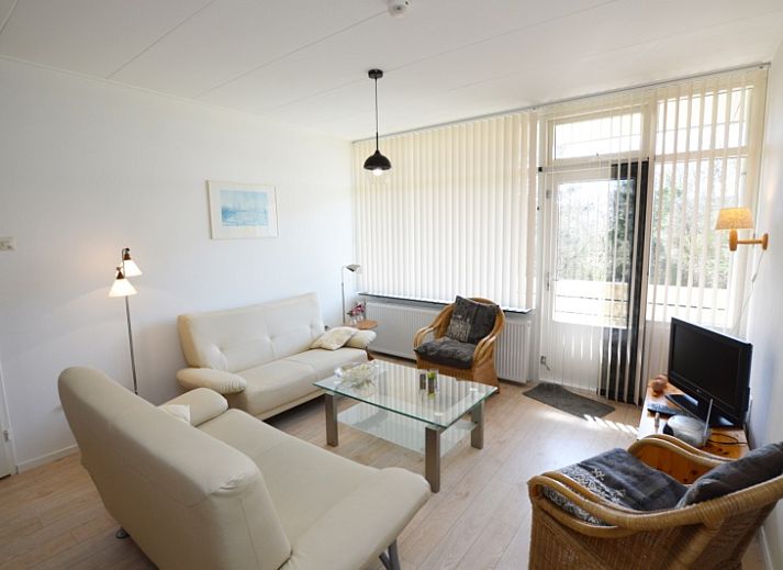 Cozy sitting area in Apartment Kerckeland 80 in De Koog on Texel, Wadden Islands, with comfortable sofas.