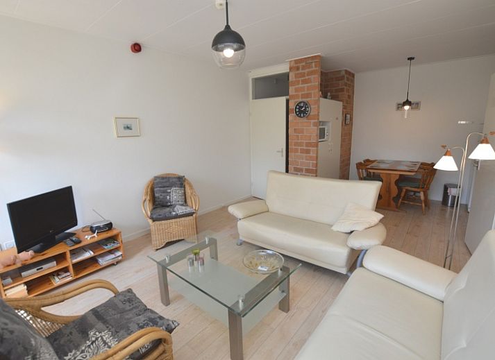 Cozy sitting area in Apartment Kerckeland 80 in De Koog on Texel, Wadden Islands, with comfortable sofas.