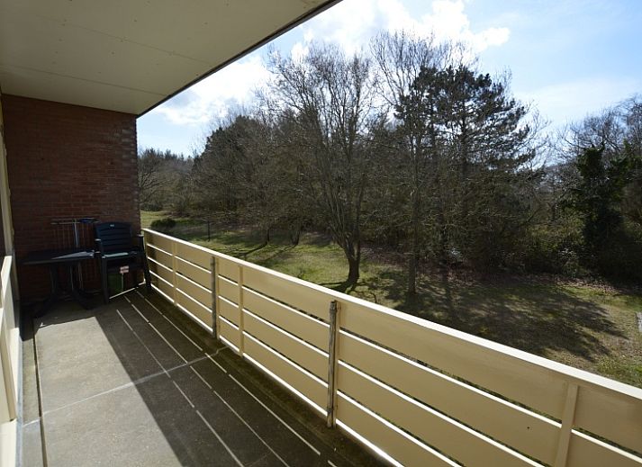 Bright living room with large windows in Apartment Kerckeland 80, De Koog, Texel, ideal for relaxation.