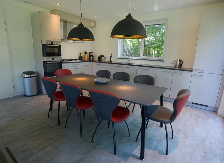 Vorderansicht von 06 - Razende Bol - Kleingartenferienhaus in De Koog, Texel, mit moderner Architektur.