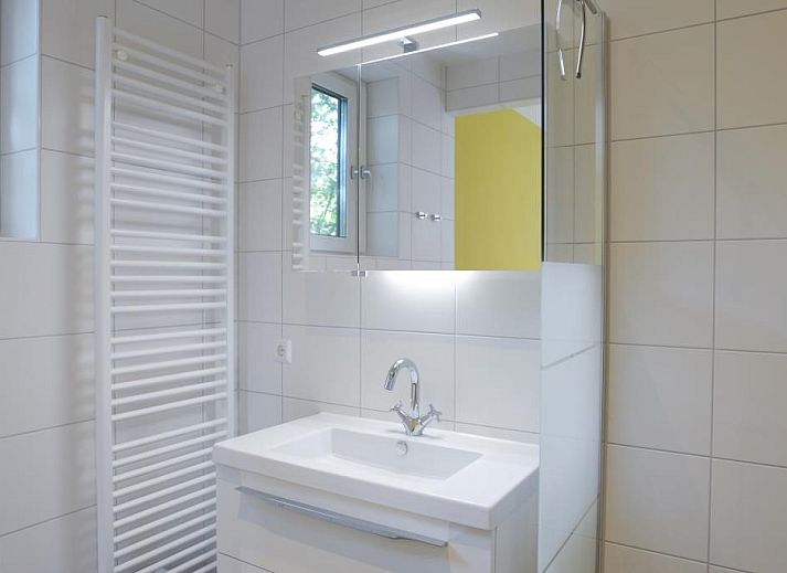 Geraeumiges Wohnzimmer in 06 - Razende Bol - Kleingartenferienhaus, De Koog, Texel, mit komfortablen Moebeln.