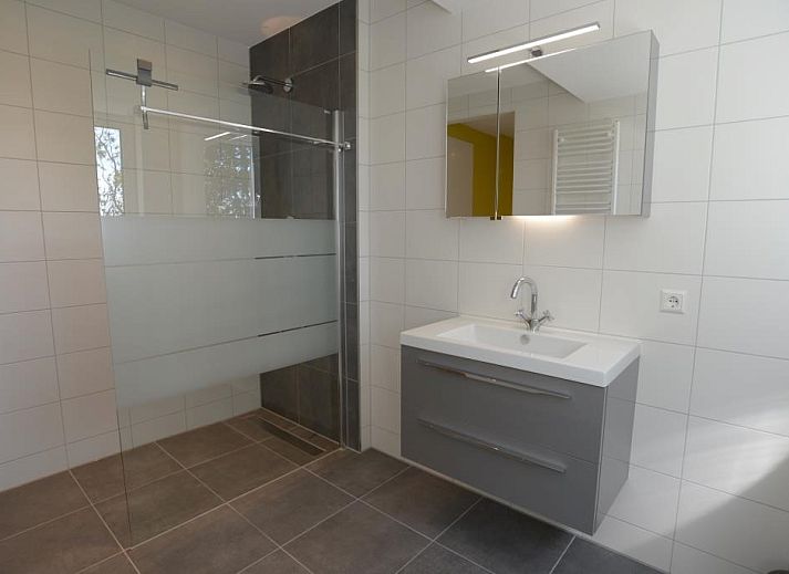 Geraeumiges Wohnzimmer in 06 - Razende Bol - Kleingartenferienhaus, De Koog, Texel, mit komfortablen Moebeln.