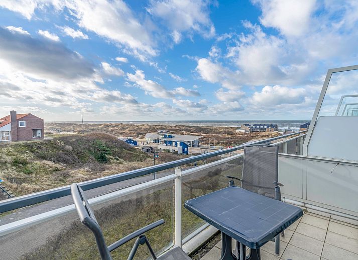 Cozy sitting area in Apartment Juliana 142 Island and Sea View, De Koog Texel with a view of nature.