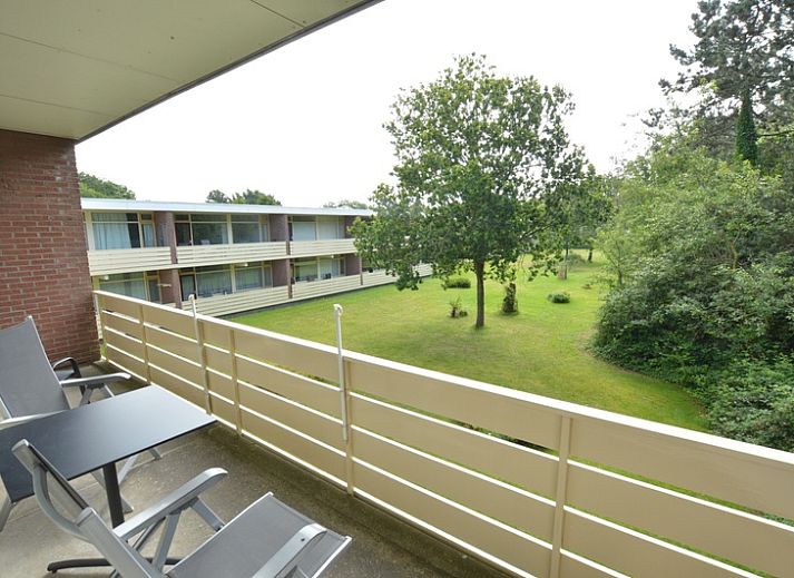 Bright living room in Apartment Kerckeland 126, De Koog, Texel, with large windows and views of nature.