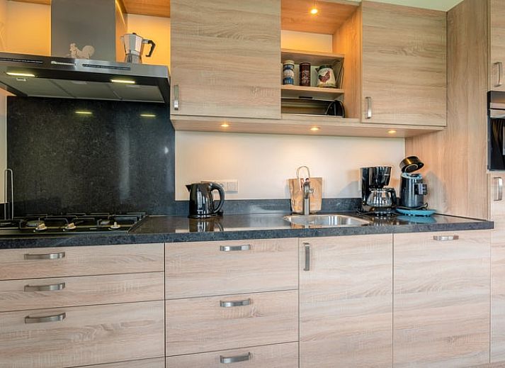 Gemuetliches Wohnzimmer im Ferienhaus in De Koog, Texel mit bequemen Sofas.