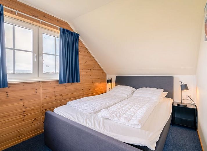 Gemuetliches Wohnzimmer im Ferienhaus in De Koog, Texel mit bequemen Sofas.