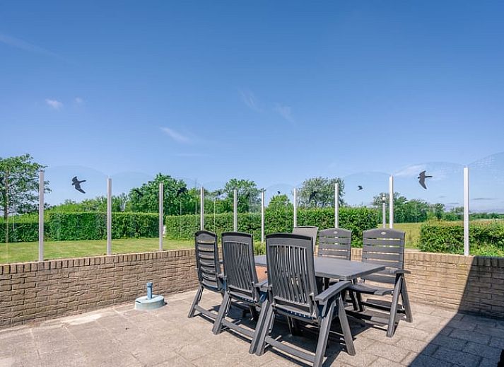 Heller Wohnraum im Ferienhaus in De Koog, Texel mit Blick auf die Terrasse.