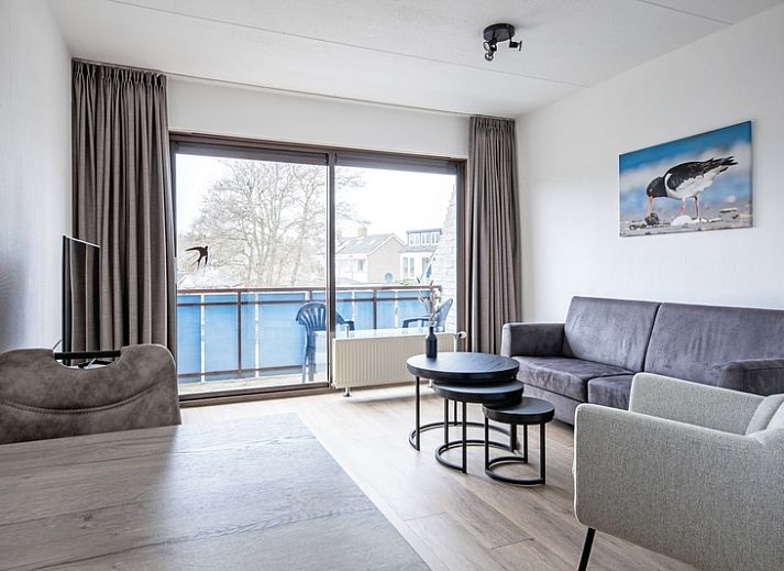 Gemuetliches Wohnzimmer in Zwei Personen Wohnung gross - erster Stock in De Koog, Texel mit Blick auf die Watteninseln.