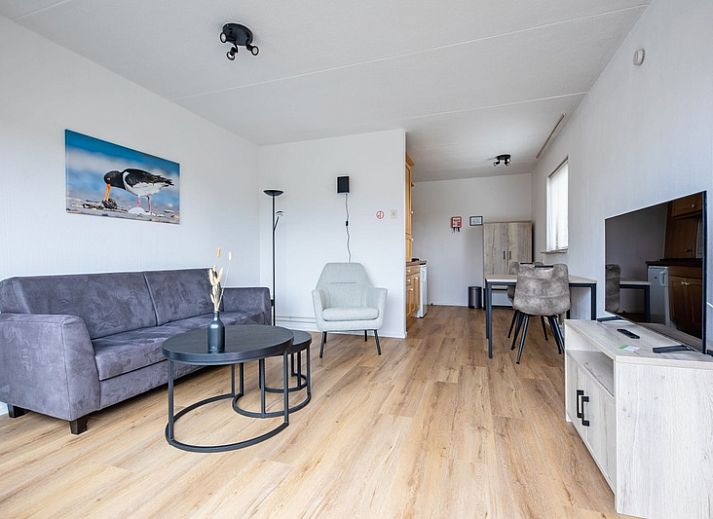 Gemuetliches Wohnzimmer in Zwei Personen Wohnung gross - erster Stock in De Koog, Texel mit Blick auf die Watteninseln.
