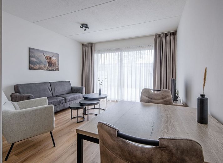 Gemuetliches Wohnzimmer in Zwei Personen Wohnung gross - erster Stock in De Koog, Texel mit Blick auf die Watteninseln.