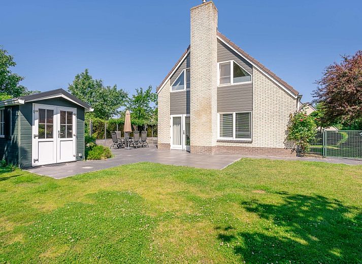 Vacation home Honeysuckle 57 in De Koog, Texel with spacious garden and terrace for relaxation on the Wadden Islands.