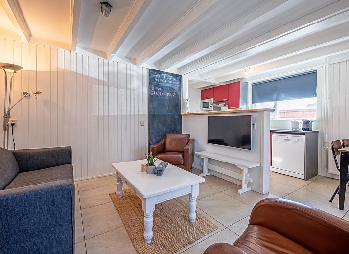 Spacious terrace at 32a Castor vacation home in De Koog, Texel, ideal for outdoor breakfasts.