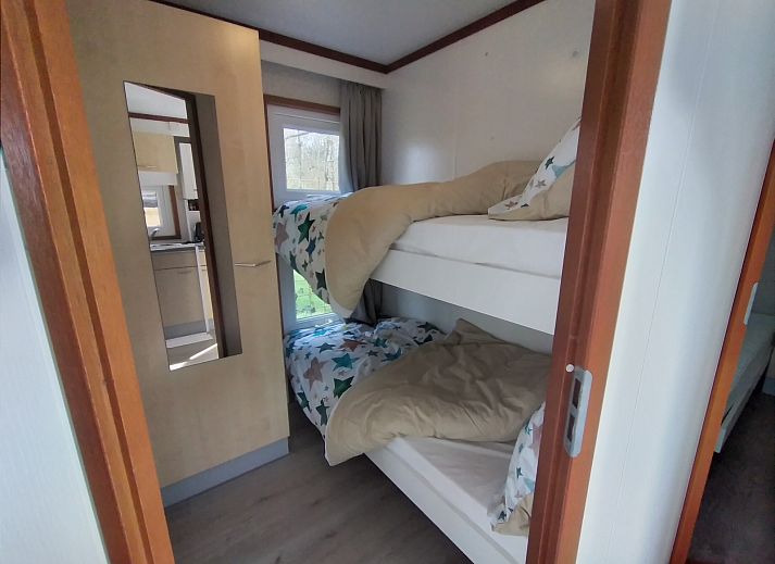 Cozy living room in Chalet Uit en Thuis, De Koog, Texel, with comfortable chairs and views of the terrace.