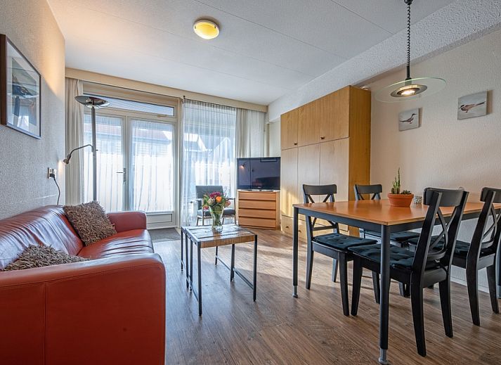 Cozy living room in Motel Texel Apartment with bath (B), De Koog, Texel with comfortable sofa and dining area.