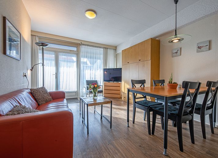 Cozy living room in Motel Texel Apartment with bath (B), De Koog, Texel with comfortable sofa and dining area.