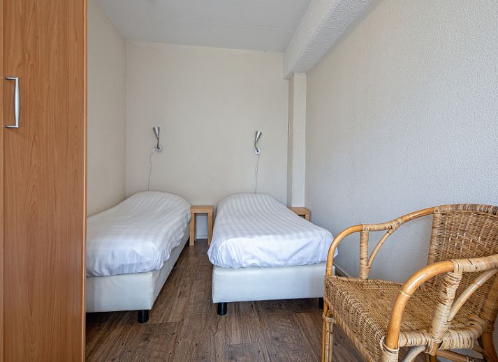 Bright and spacious living space in Motel Texel Apartment with bath (B), De Koog, Texel, ideal for relaxation.