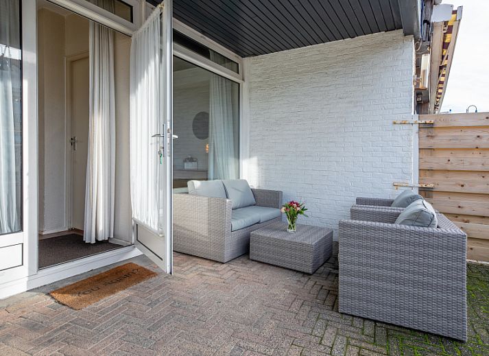 Bright and spacious living space in Motel Texel Apartment with bath (B), De Koog, Texel, ideal for relaxation.