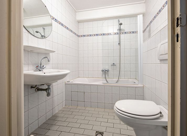 Bright and spacious living space in Motel Texel Apartment with bath (B), De Koog, Texel, ideal for relaxation.