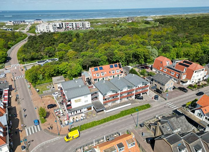 Bright and spacious living space in Motel Texel Apartment with bath (B), De Koog, Texel, ideal for relaxation.