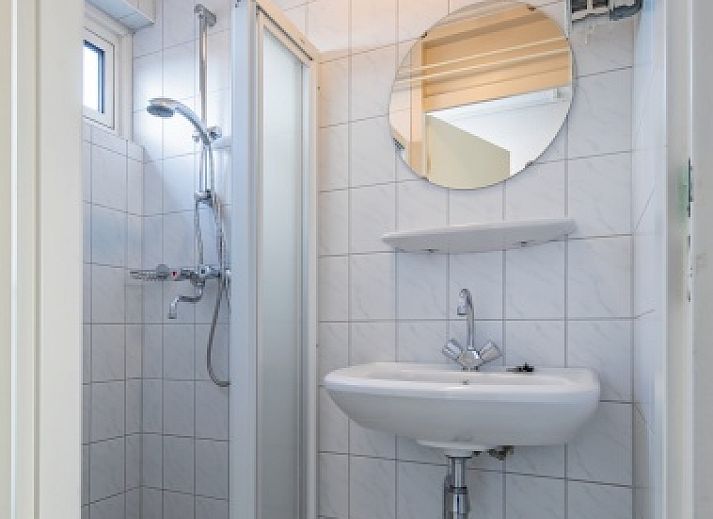 Gemuetliches Wohnzimmer des Motel Texel Apartment Y in De Koog, Texel, mit viel Tageslicht und bequemen Moebeln.