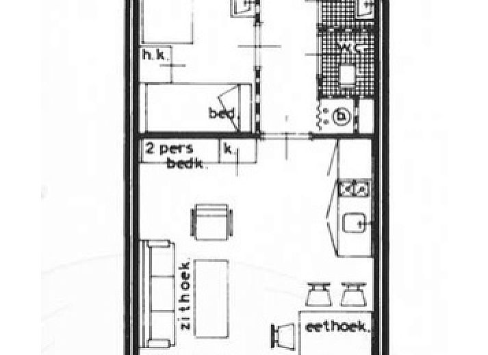 Stilvolle Sitzecke im Motel Texel Apartment Y, De Koog, Texel, mit Kunstwerken und bunten Kissen.