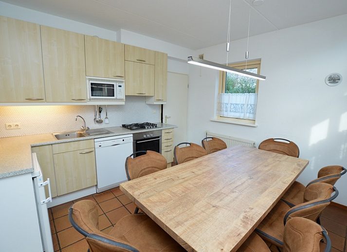 Cozy living room in Holiday home Stappeland 199, De Koog, Texel, with comfortable leather sofas and lots of natural light.