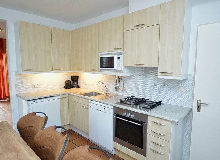 Cozy living room in Holiday home Stappeland 199, De Koog, Texel, with comfortable leather sofas and lots of natural light.