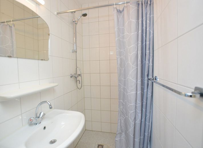 Cozy living room in Holiday home Stappeland 199, De Koog, Texel, with comfortable leather sofas and lots of natural light.
