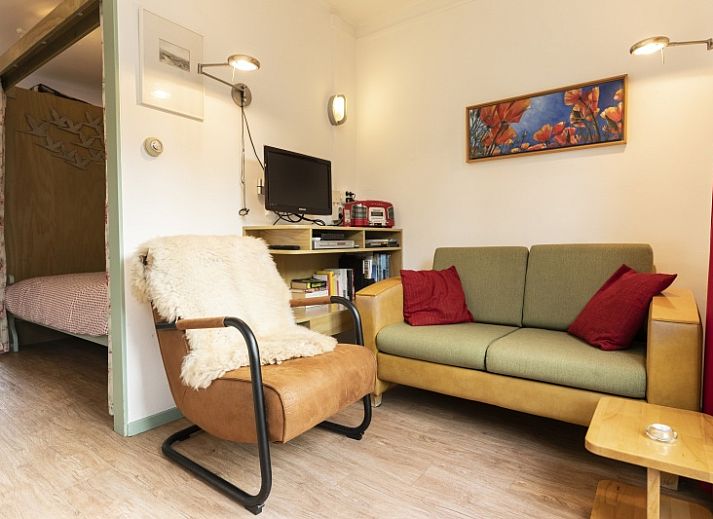 Entrance to vacation home Schanulleke in De Koog, Texel, with green plants and an inviting entrance.
