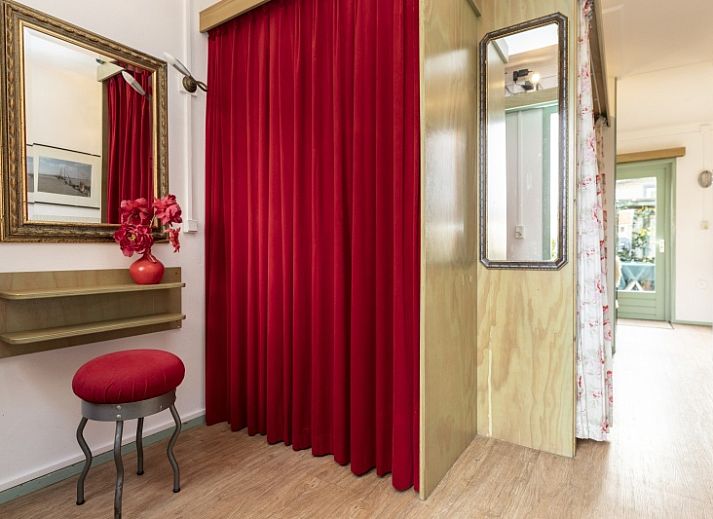 Cozy living room in Schanulleke, De Koog, Texel, vacation home with comfortable seating and dining area.