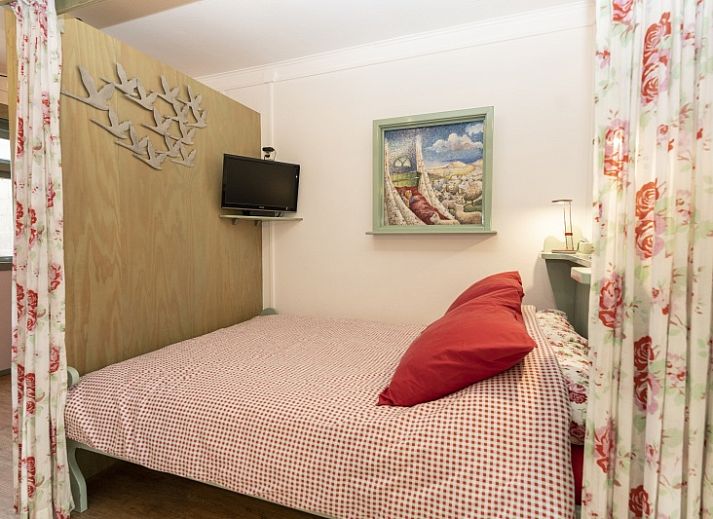 Cozy living room in Schanulleke, De Koog, Texel, vacation home with comfortable seating and dining area.