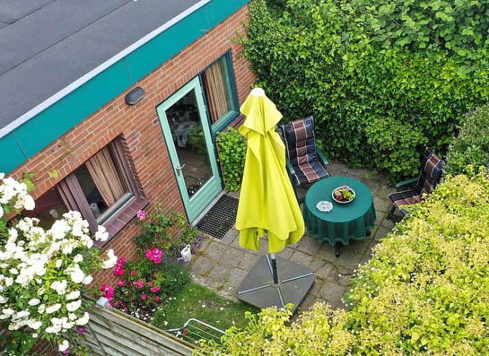 Cozy living room in Schanulleke, De Koog, Texel, vacation home with comfortable seating and dining area.