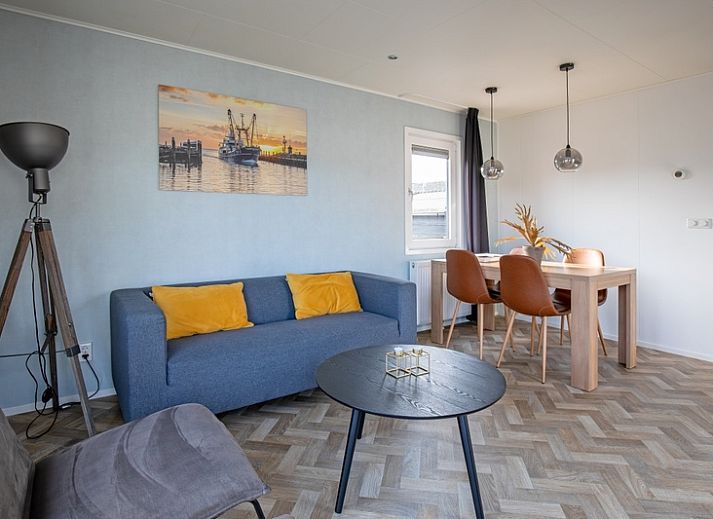 Stylish living room in Chaletpark Bregkoog - Chalet Bregkoog 162, De Koog, Texel with modern furniture and lots of natural light.