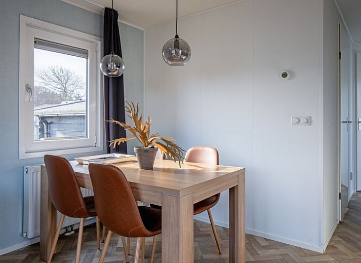 Stylish living room in Chaletpark Bregkoog - Chalet Bregkoog 162, De Koog, Texel with modern furniture and lots of natural light.