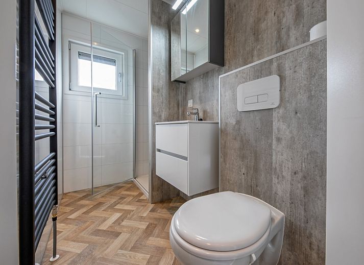 Cozy sitting area in Chalet Bregkoog 162, De Koog, Texel, perfect for relaxing after a day on the Wadden Islands.