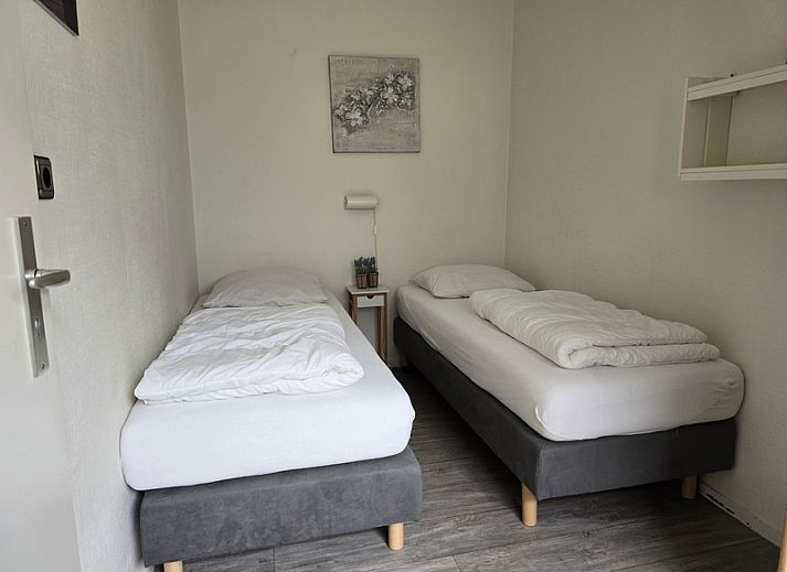 Blick von Apartments Anna - Apartment 15 in De Koog, Texel, mit charmanten Haeusern und blauem Himmel.