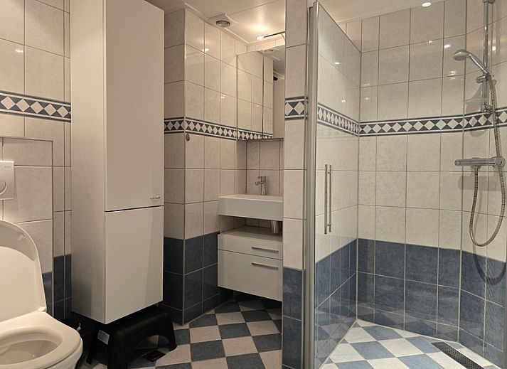 Blick von Apartments Anna - Apartment 15 in De Koog, Texel, mit charmanten Haeusern und blauem Himmel.