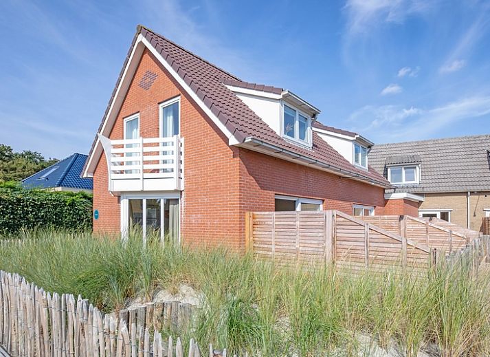 Birdwatching vacation home in De Koog, Texel with charming brick exterior and fenced terrace.