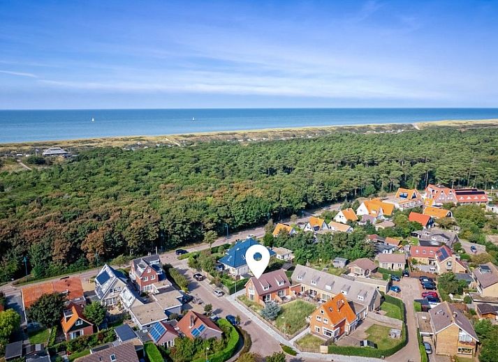Birdwatching vacation home in De Koog, Texel with charming brick exterior and fenced terrace.